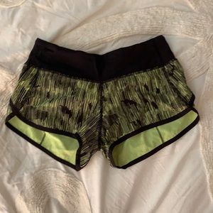 Adorable lululemon shorts Size:2  2.5 inch!